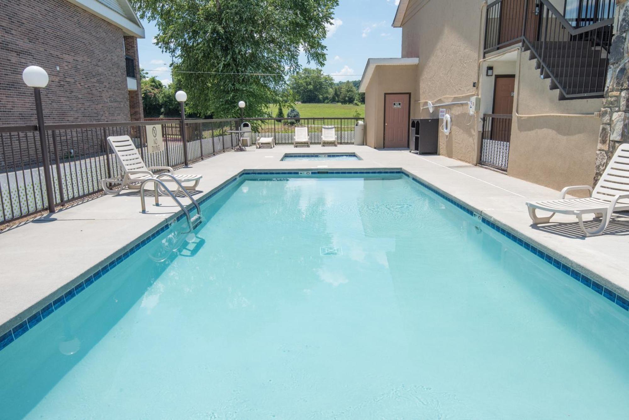 Econo Lodge Sevierville-Pigeon Forge On The River מראה חיצוני תמונה