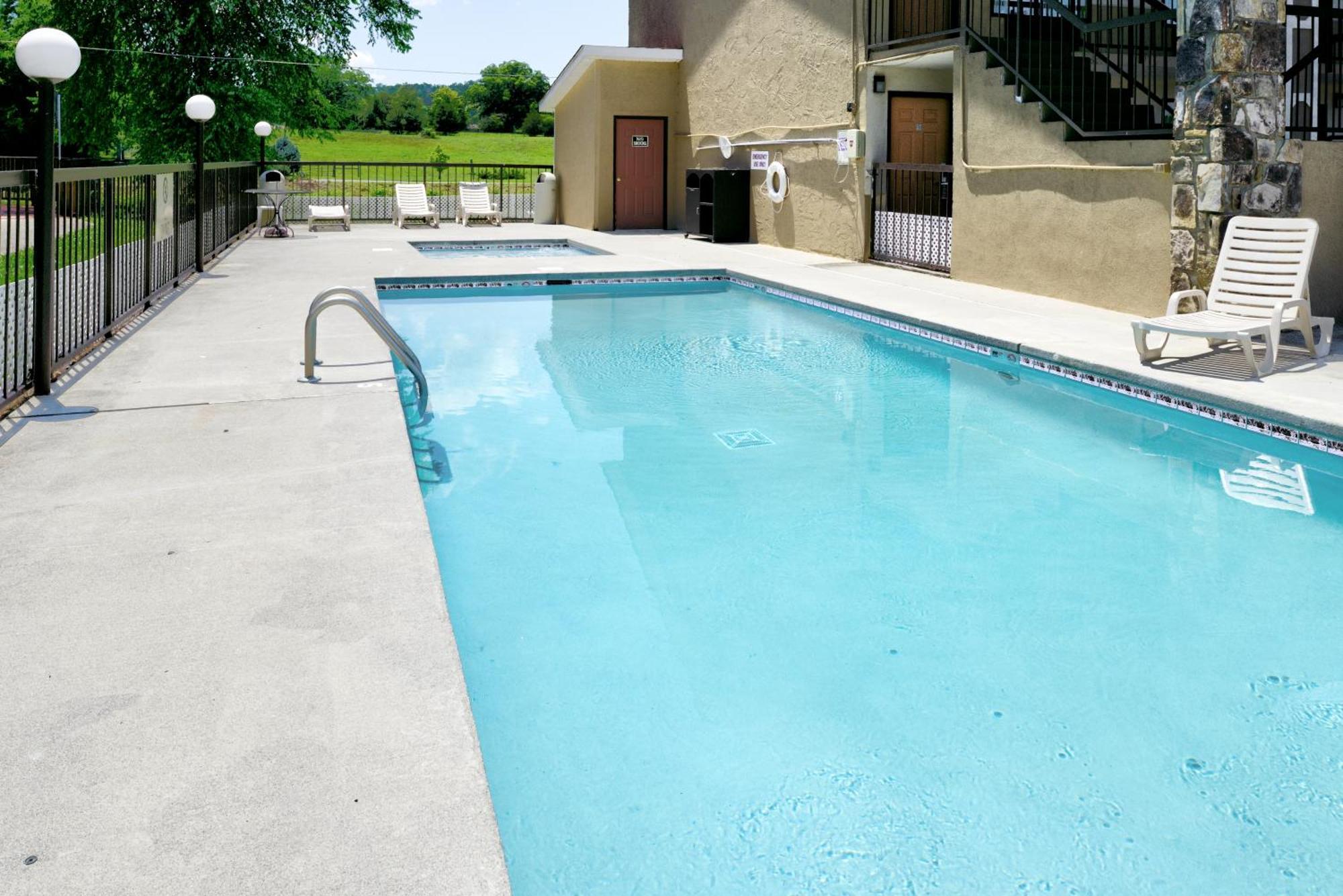 Econo Lodge Sevierville-Pigeon Forge On The River מראה חיצוני תמונה