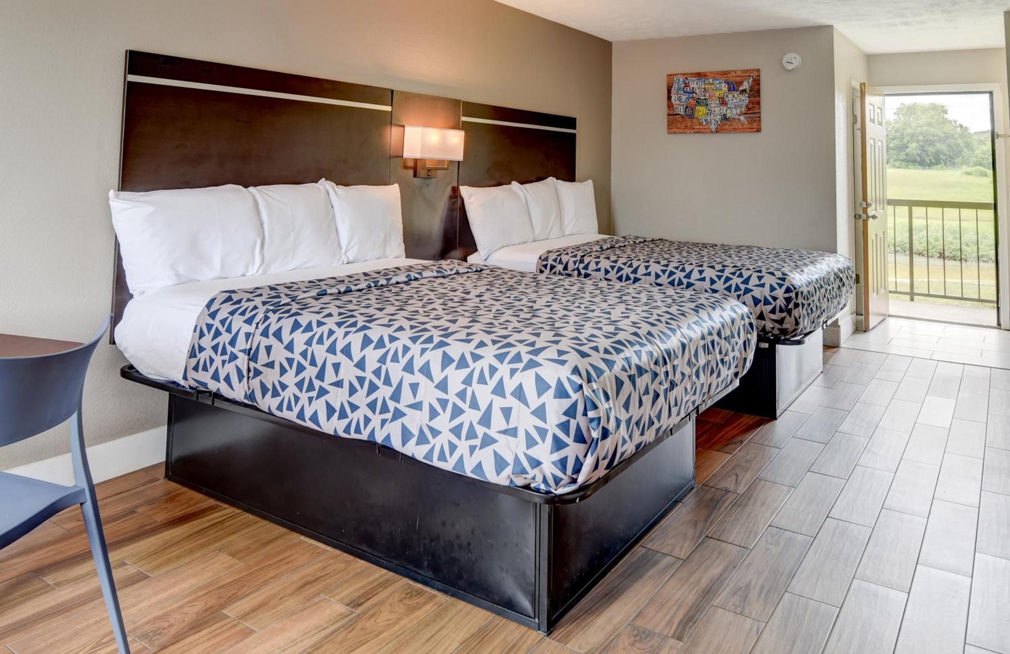 Econo Lodge Sevierville-Pigeon Forge On The River מראה חיצוני תמונה