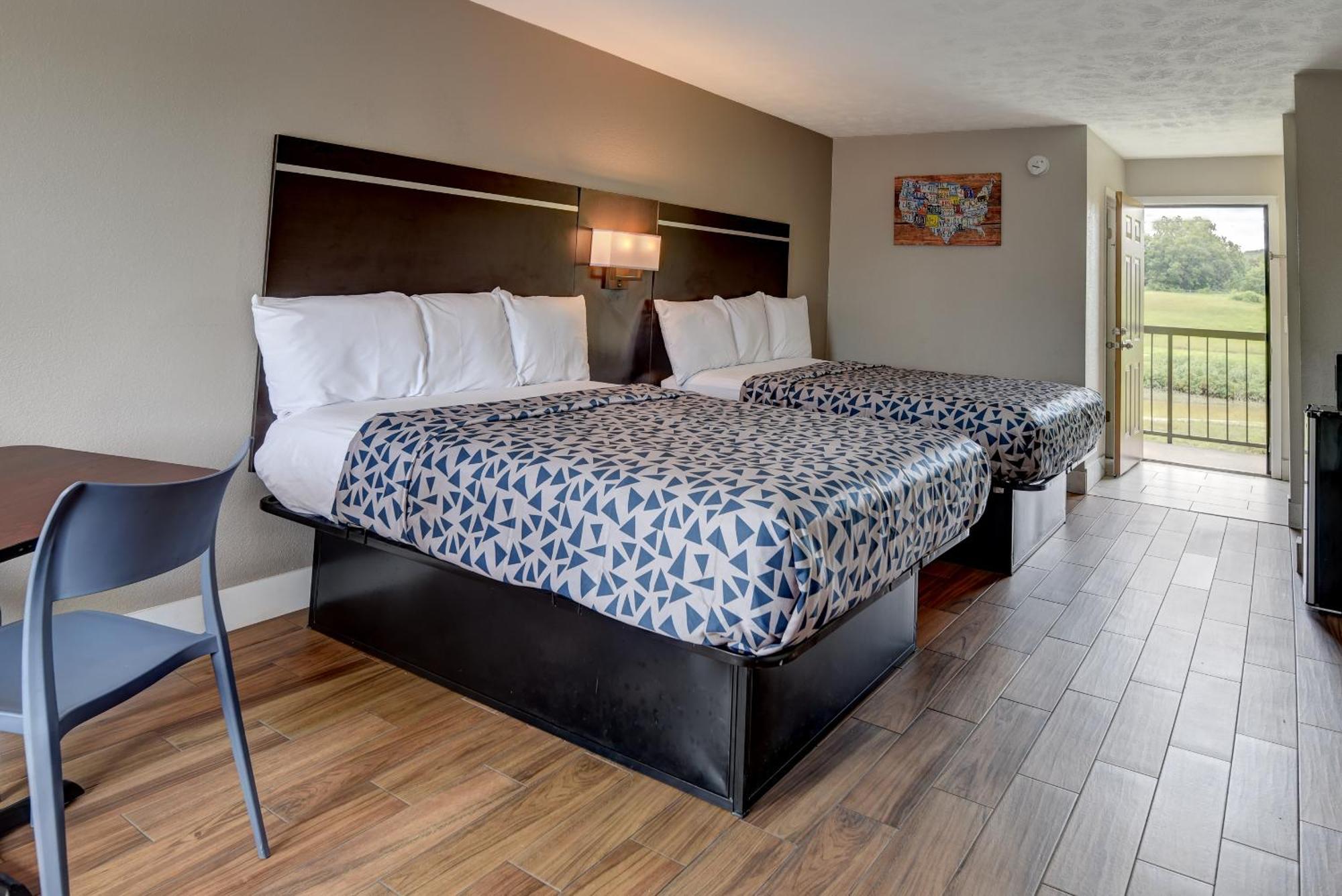 Econo Lodge Sevierville-Pigeon Forge On The River מראה חיצוני תמונה