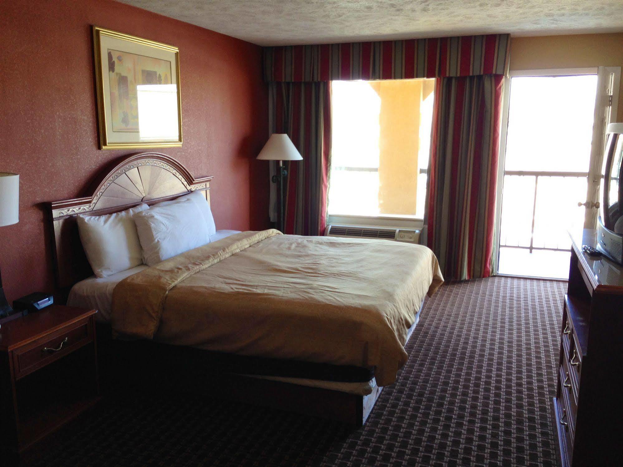 Econo Lodge Sevierville-Pigeon Forge On The River מראה חיצוני תמונה